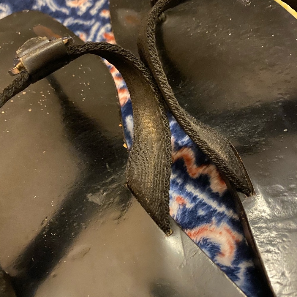 Gucci Black Leather Logo Thong Sandals - Picture 5 of 11